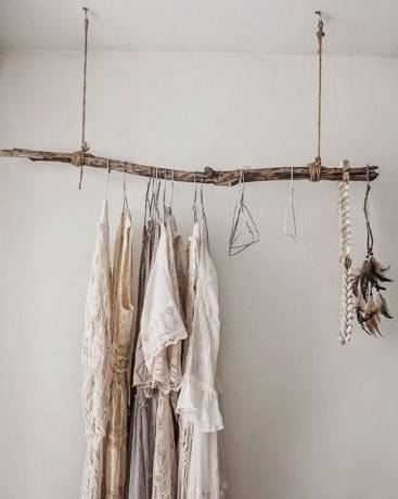 ganchos de metal y muebles para perchero