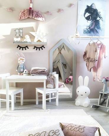 habitación infantil con espejo