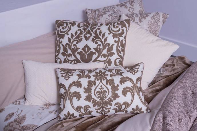 ¿Cojines decorativos en la cama, sí o no?