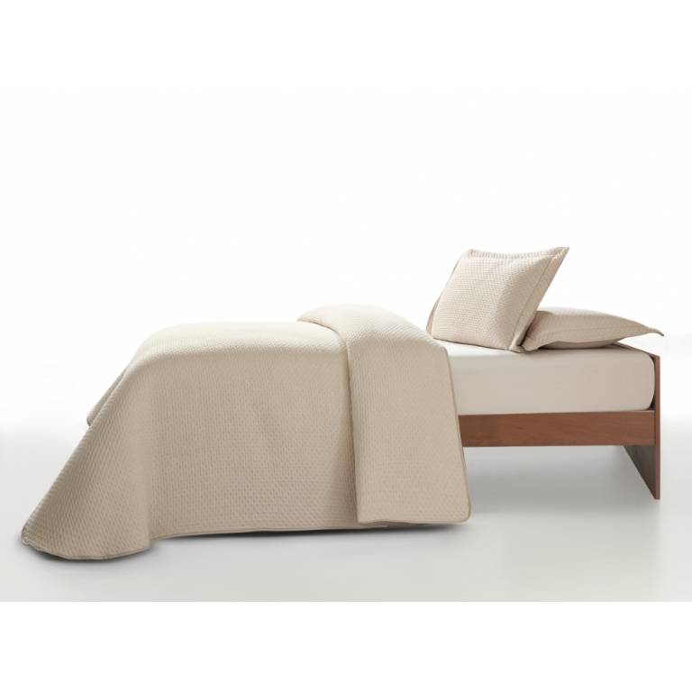 CONJUNTO COLCHA PIQUÉ Y FUNDAS DE COJÍN beige