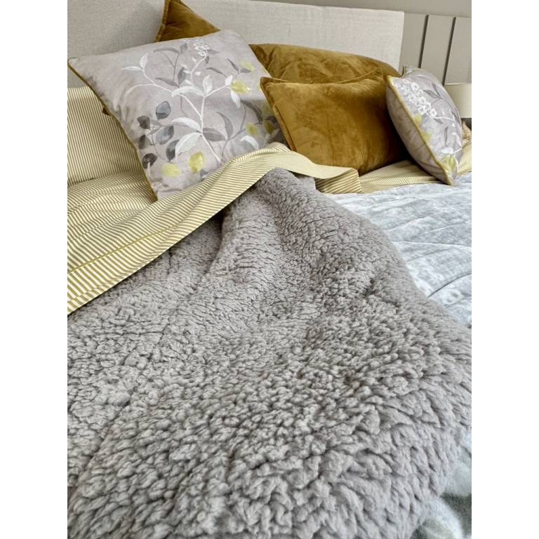 CONJUNTO EDREDÓN ESTAMPADO HOJAS CON BORREGUILLO (oro, Cama 180:280x270)
