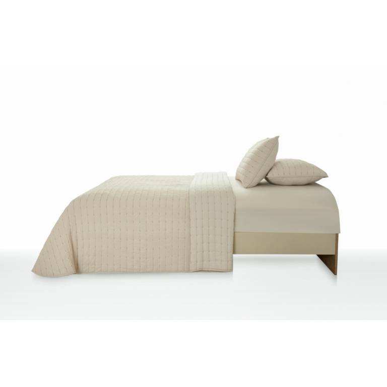 CONJUNTO COLCHA BORDADA TACTO SUAVE Y FUNDAS DE COJÍN beige