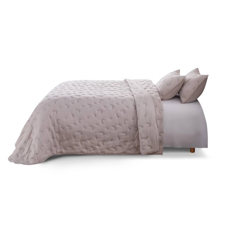 CONJUNTO COLCHA BORDADA TACTO SUAVE Y FUNDAS DE COJÍN beige