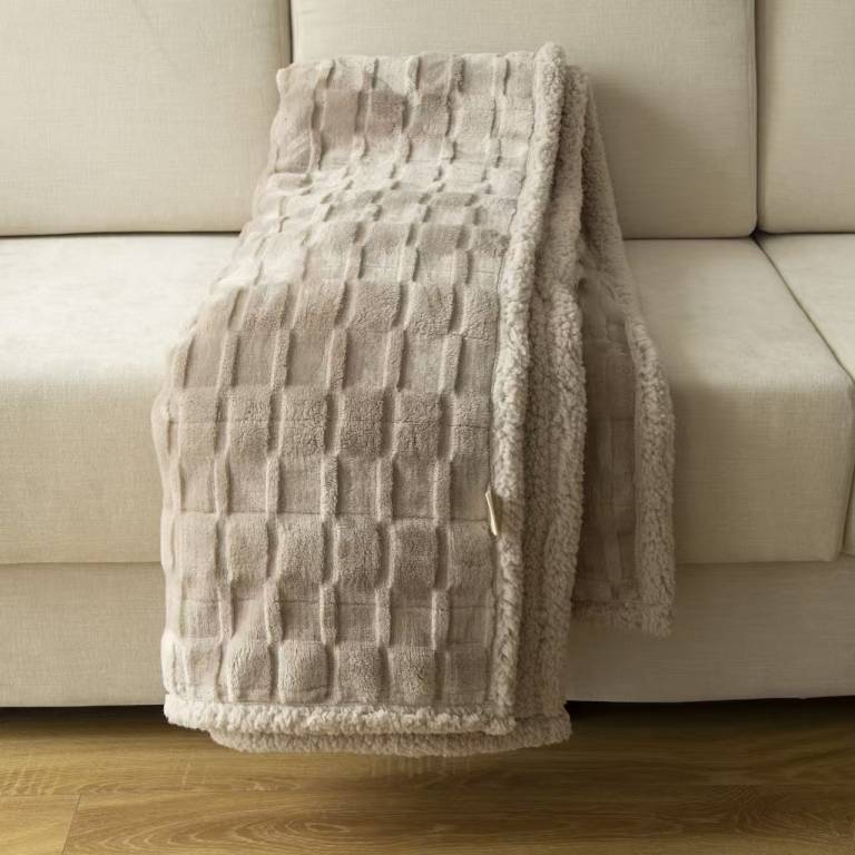 MANTA SOFA DIBUJO GEOMETRICO CON BORREGUILLO beige