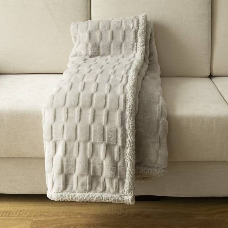 MANTA SOFA DIBUJO GEOMETRICO CON BORREGUILLO gris