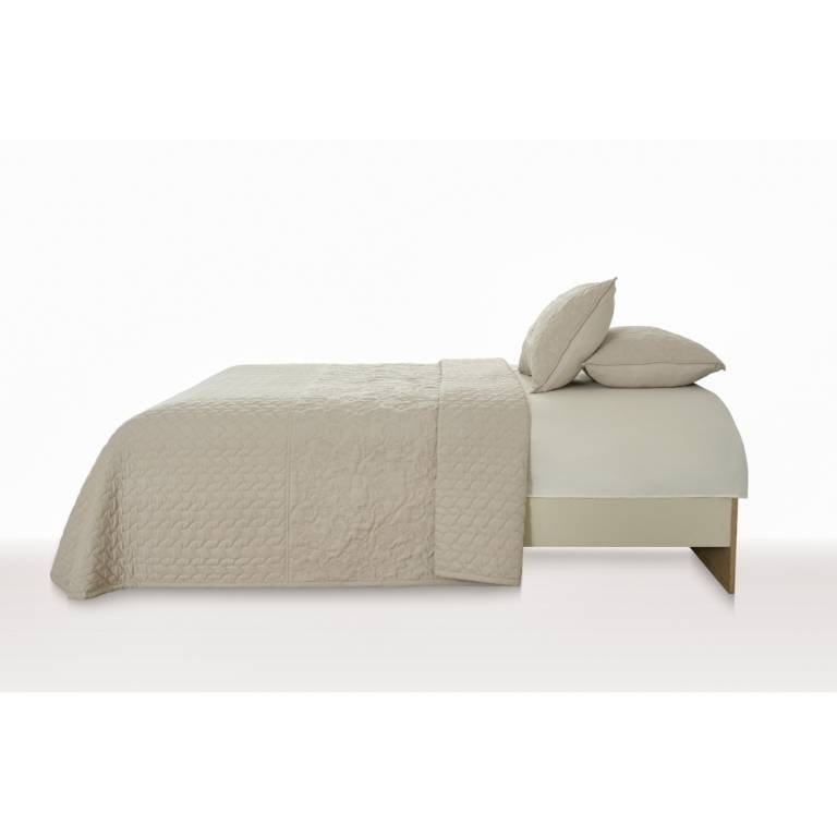 CONJUNTO COLCHA BORDADA FLORES TACTO SUAVE Y FUNDAS DE COJÍN beige